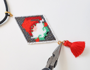 Elf brick stitch pendant instructions